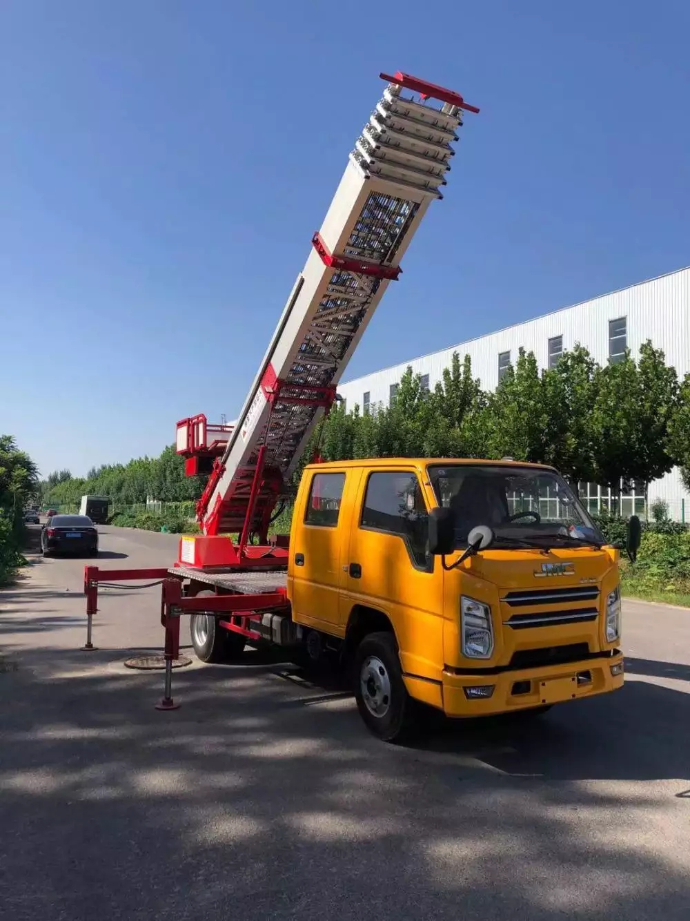 临泉县附近的云梯车出租服务：轻松解决高空作业需求