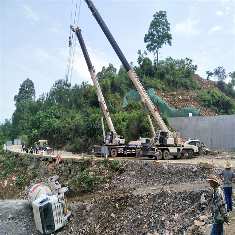 临泉县汽车掉沟里叫吊车救援要多少钱